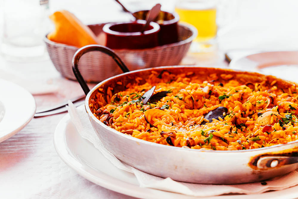 Descubre los secretos de los mejores arroces y paellas de España.